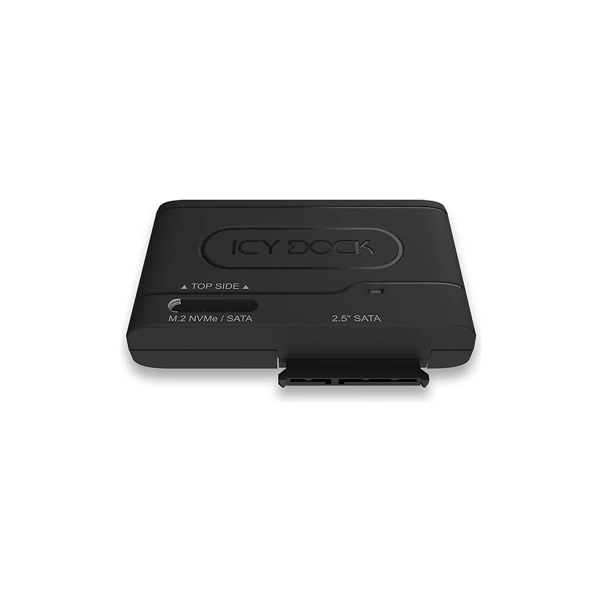 Schwarzer ICY DOCK Adapter, oben steht ICY DOCK. Unterhalb: M.2 NVMe / SATA und 2.5 SATA. Am unteren Rand ein Stecker.