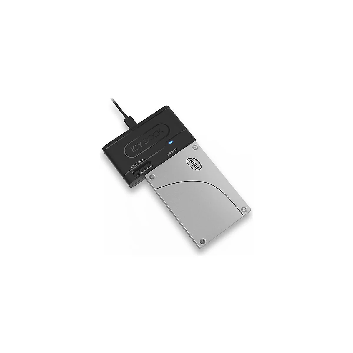 Ein schwarzer ICY DOCK Adapter verbindet eine silberne Intel SSD. Blaues Licht zeigt Betrieb an. Kabel am Adapter.