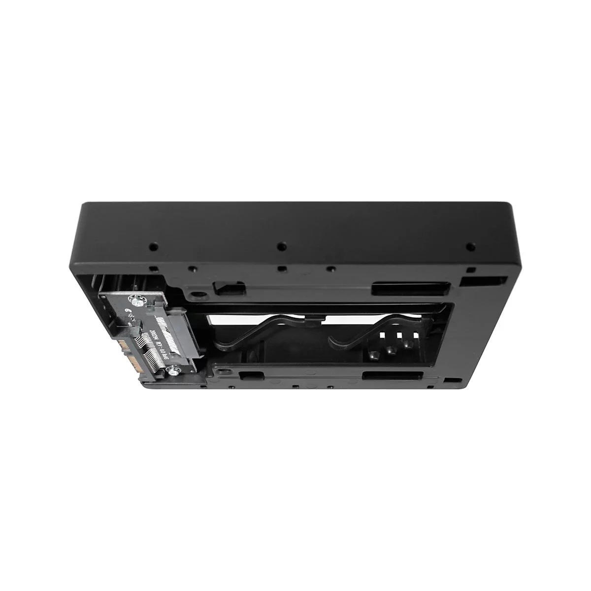 Schwarzes ComputergehÃ¤use von unten, Details von AnschlÃ¼ssen und Ã–ffnungen. Der Hintergrund ist weiÃŸ.
