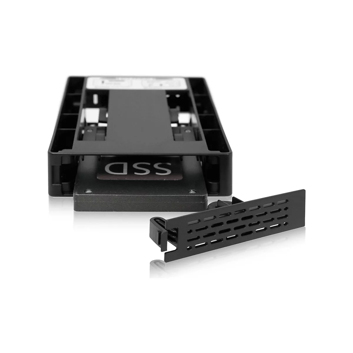 Schwarzes SSD-GehÃ¤use mit eingelegter SSD, daneben ein gelÃ¶ster schwarzer Rahmen mit LÃ¼ftungsschlitzen. Auf der SSD steht deutlich SSD.