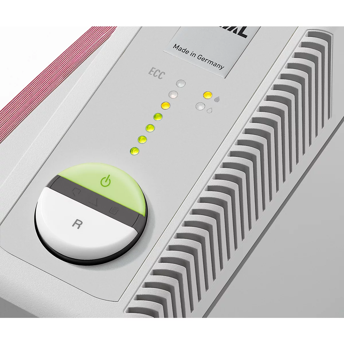 Detailansicht eines Bedienfelds. Grüner Ein/Aus-Knopf, Lämpchen, Lüftungsschlitze und Schriftzug "Made in Germany".