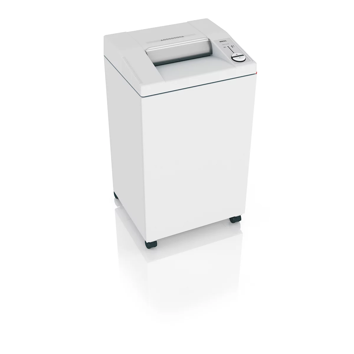 Ein weißer Aktenvernichter, rechteckig, auf glatter, reflektierender Oberfläche. Oben Einzug, Bedienfeld. Eckige Form.
