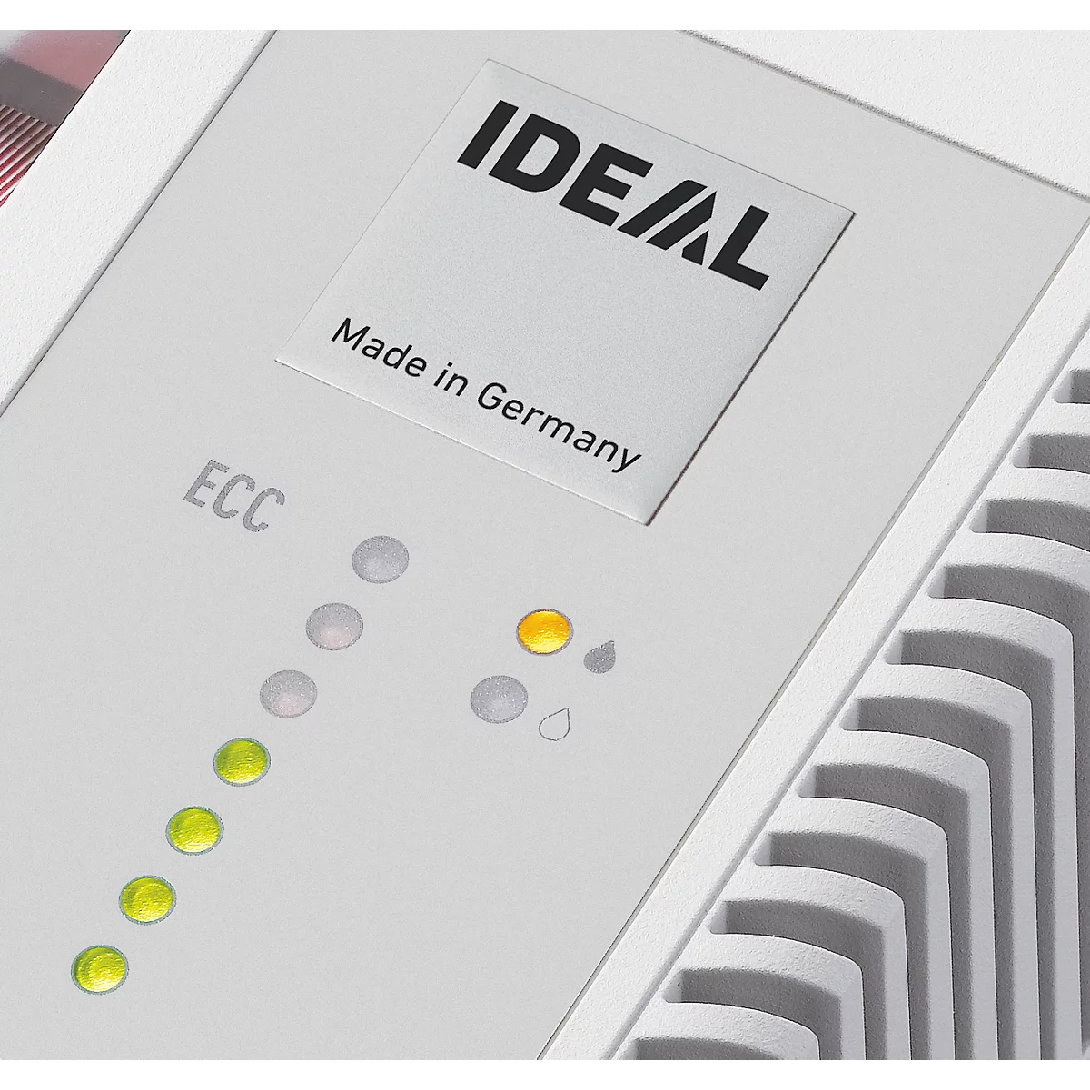 Close-up van een wit apparaat met de inscriptie "IDEAL Made in Germany". Verschillende gele en grijze LED's zijn zichtbaar.