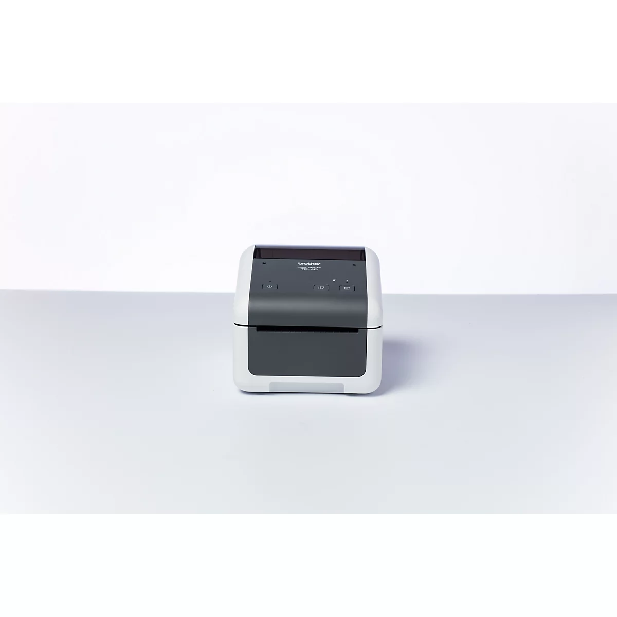 Une imprimante d'étiquettes, blanche avec un couvercle gris. Dessus, inscription Brother, modèle TZe-400. Trois boutons.