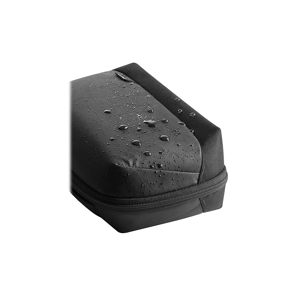 Nahaufnahme einer schwarzen Tasche, bedeckt mit Wassertropfen, Reißverschluss und Textilgewebe.