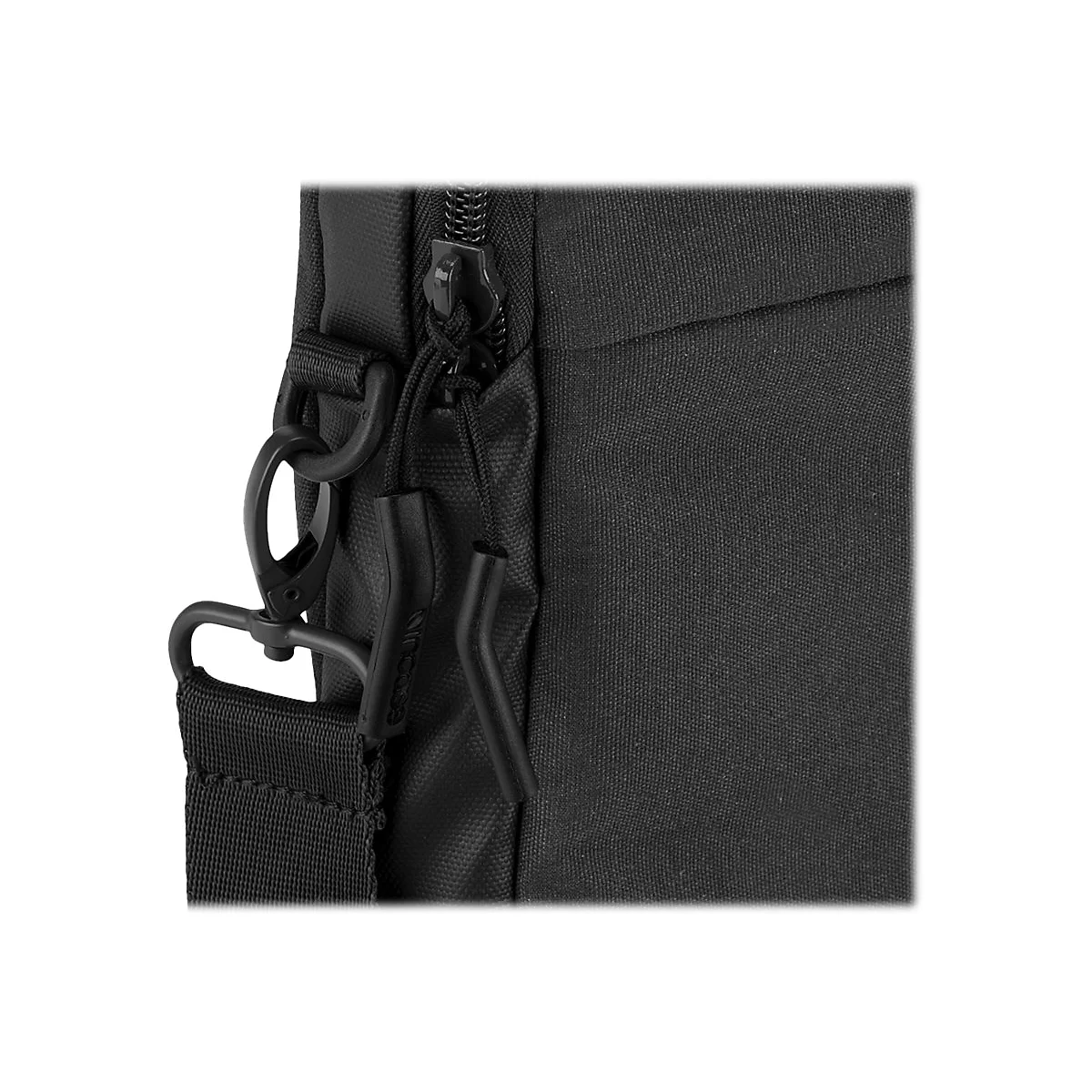 Detailaufnahme einer schwarzen Umhängetasche mit Reißverschluss, Karabinerhaken und Schultergurt.