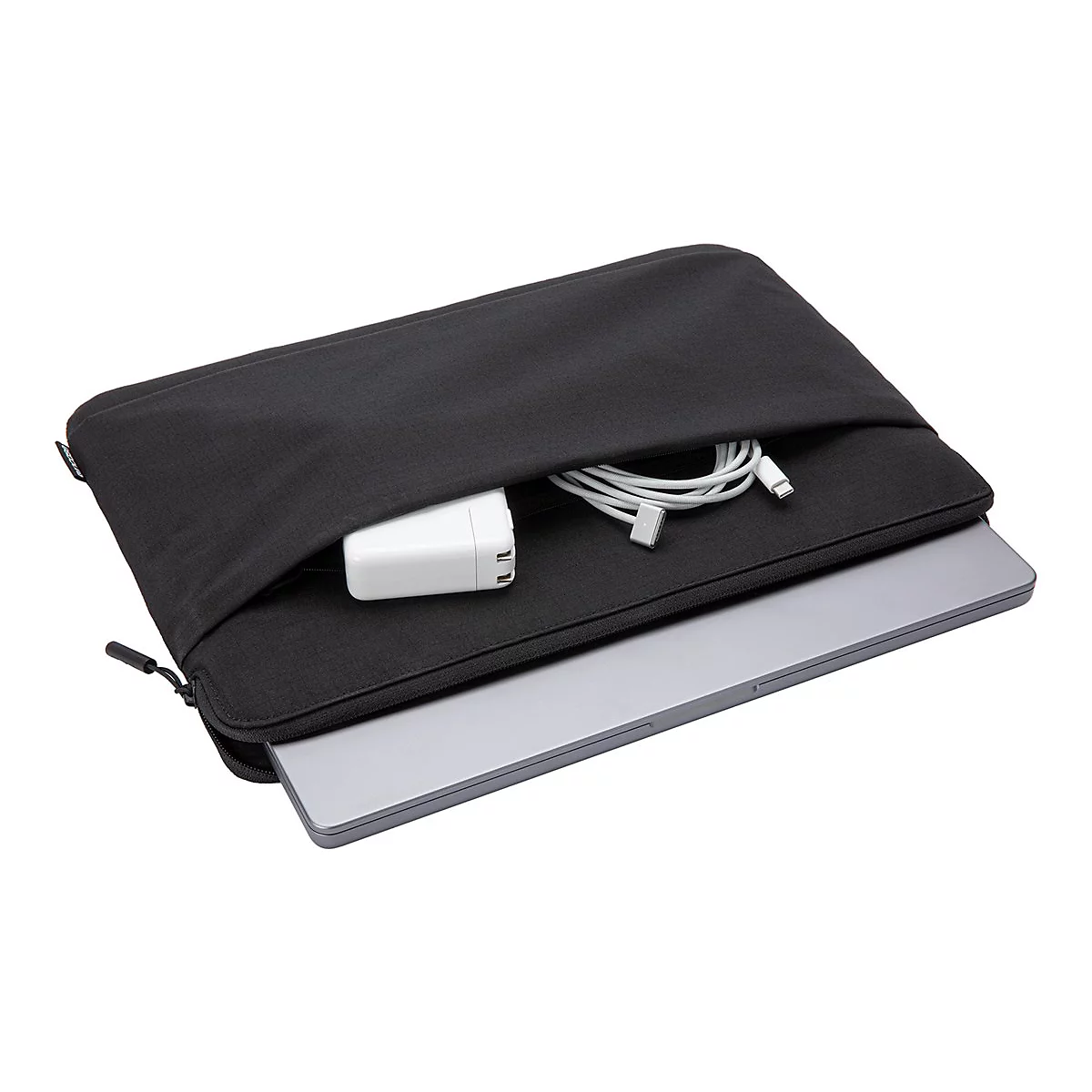 Schwarze Laptoptasche mit Reißverschluss, einem Laptop, Netzteil und Kabeln.