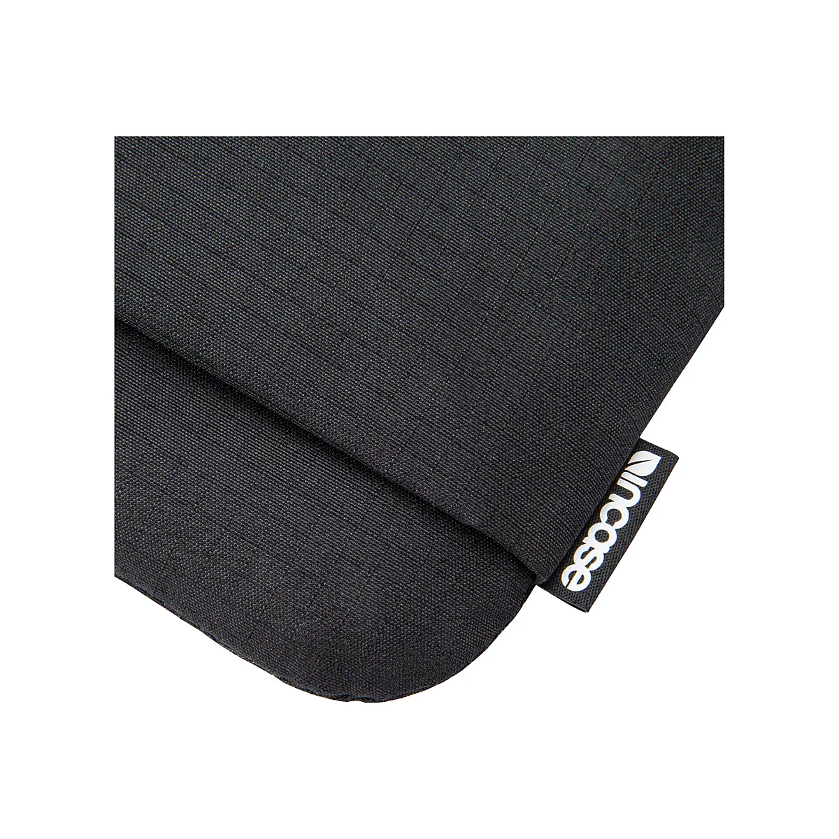 Detailaufnahme einer schwarzen Stoffhülle. Oben rechts ist das Logo von Incase in Weiß auf Schwarz zu sehen.