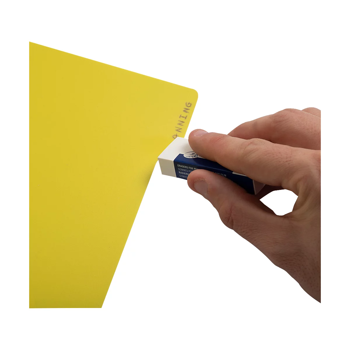 Een arm veegt met een gum een gele papieren pagina uit. Op het papier staat het woord "NNING".