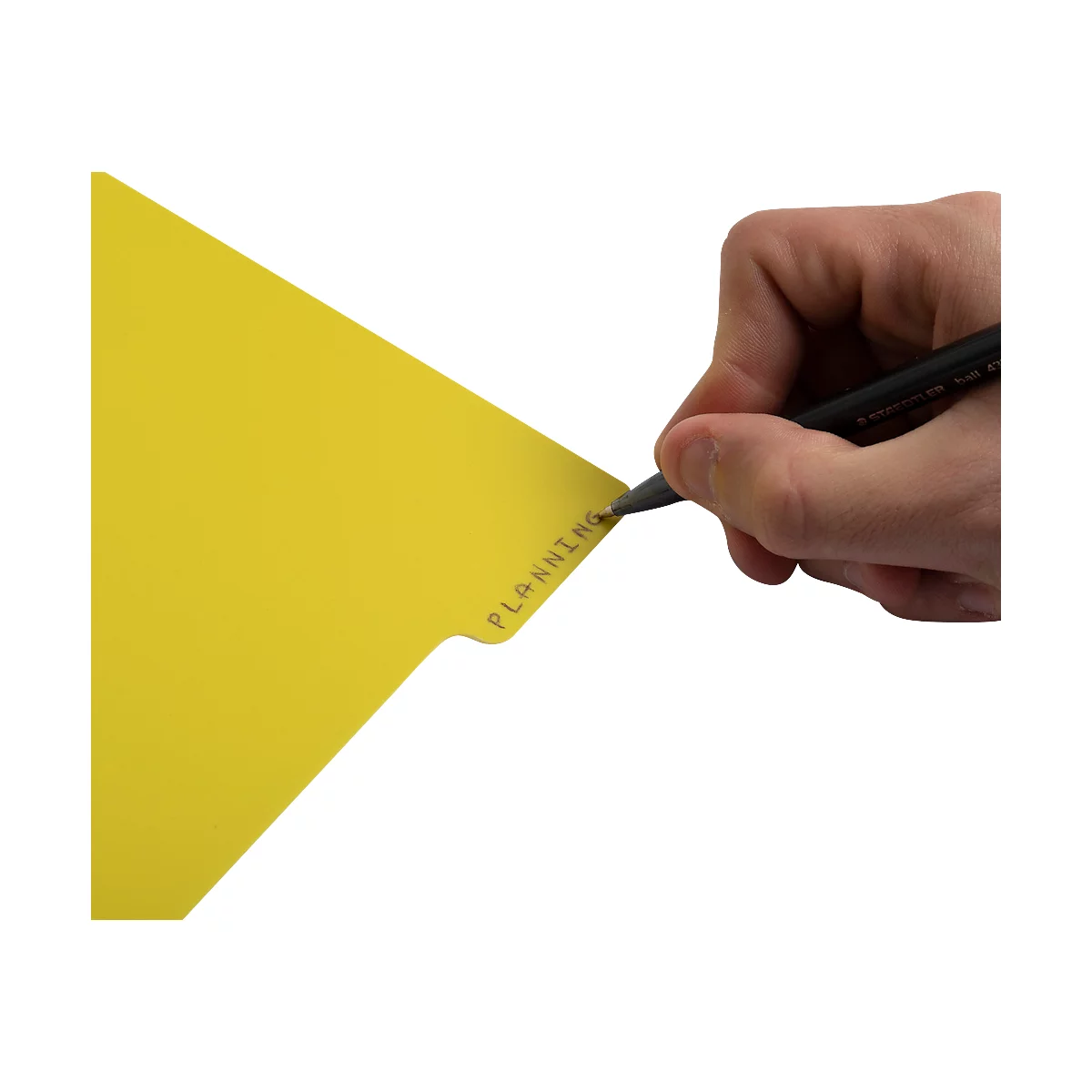 Een hand schrijft met een zwarte pen op een gele notitie, met het woord 'PLANNING' erop.