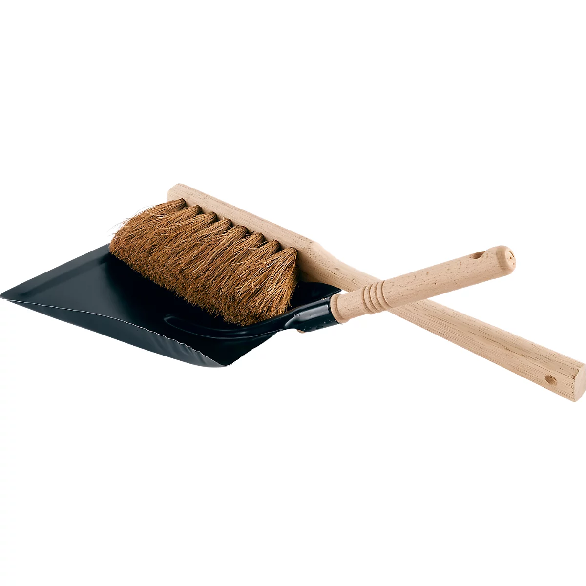 Handfeger mit hellem Holzgriff und Naturborsten liegt auf einer schwarzen Kehrschaufel aus Metall.