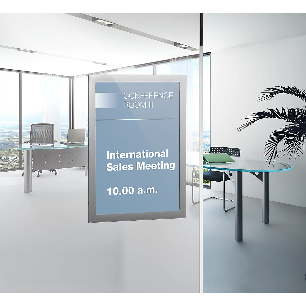 Digitaal deurbordje op een glazen wand in een modern kantoor met: Conference Room III, International Sales Meeting, 10.00 a.m.