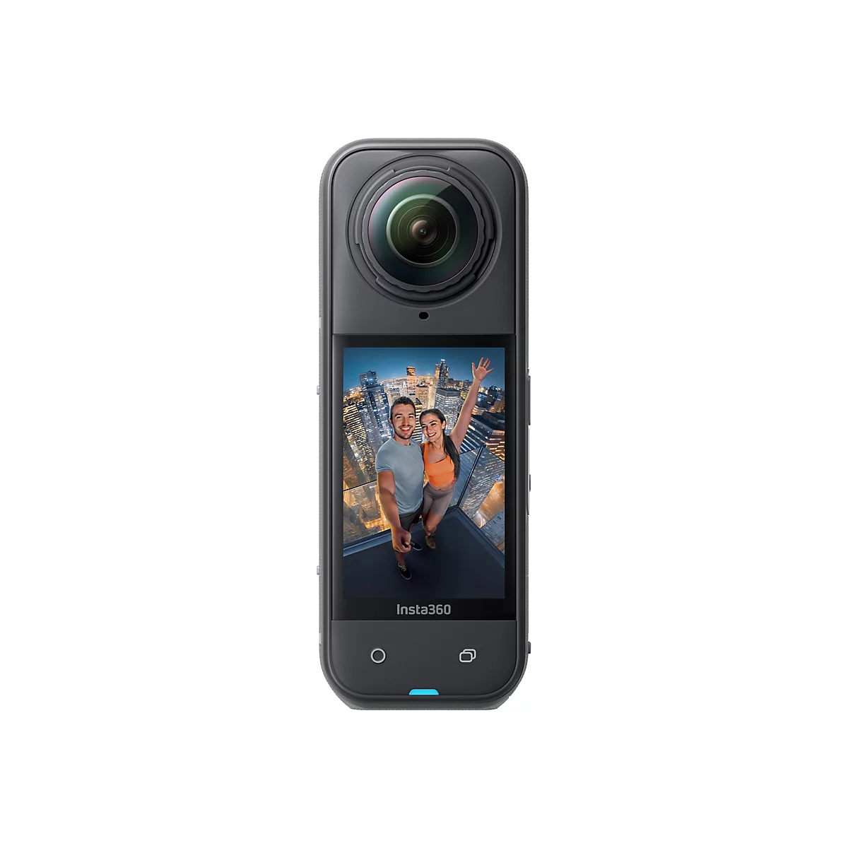 Insta360 Kamera mit Display, das ein Paar zeigt, das nachts vor einer beleuchteten Stadtkulisse ein Selfie macht.