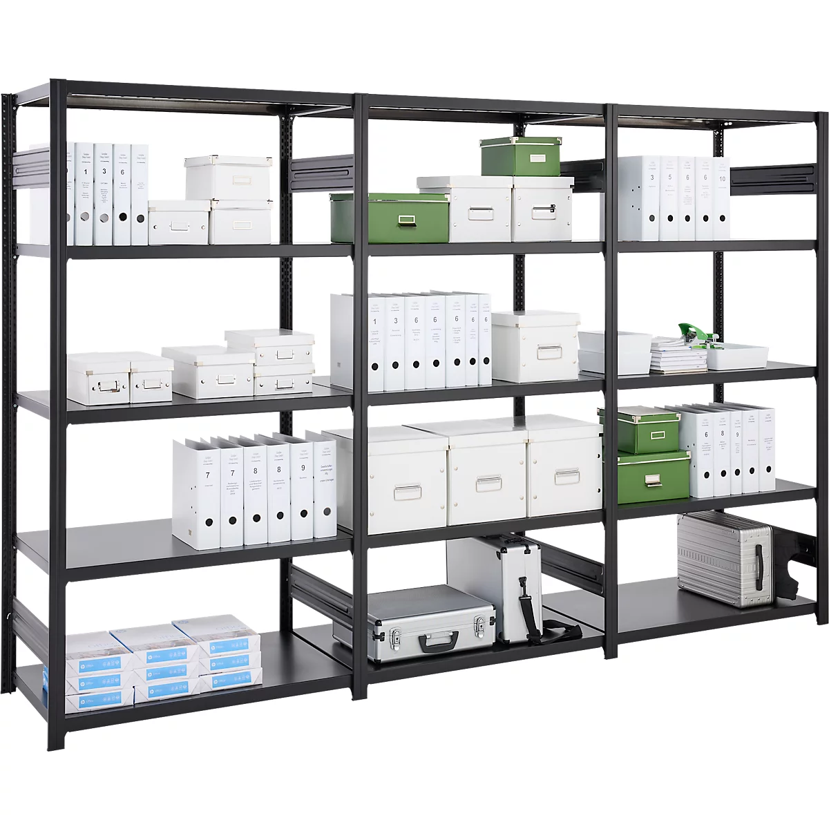 Zwart metalen rek gevuld met boeken, dozen en ordners. Diverse items zijn op de planken opgeborgen.
