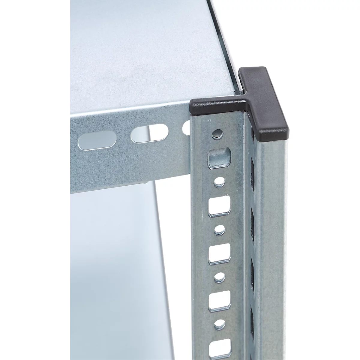 Close-up van een metalen schapconstructie met zwarte randbescherming.