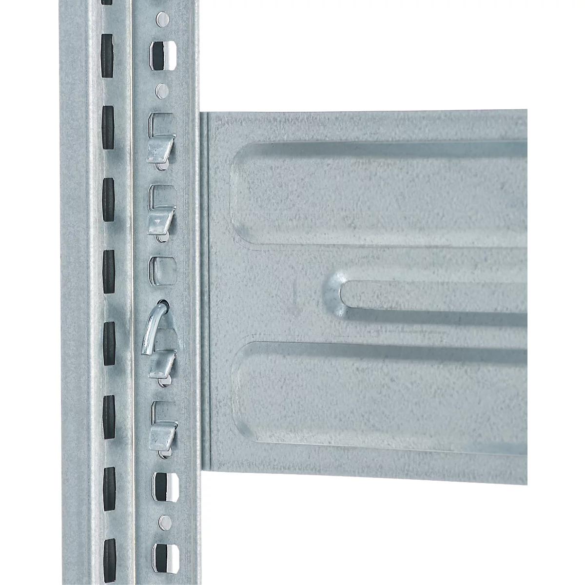 Detail van een metalen rek. Een haak verbindt een zijpaneel met een plank. Grijs oppervlak.