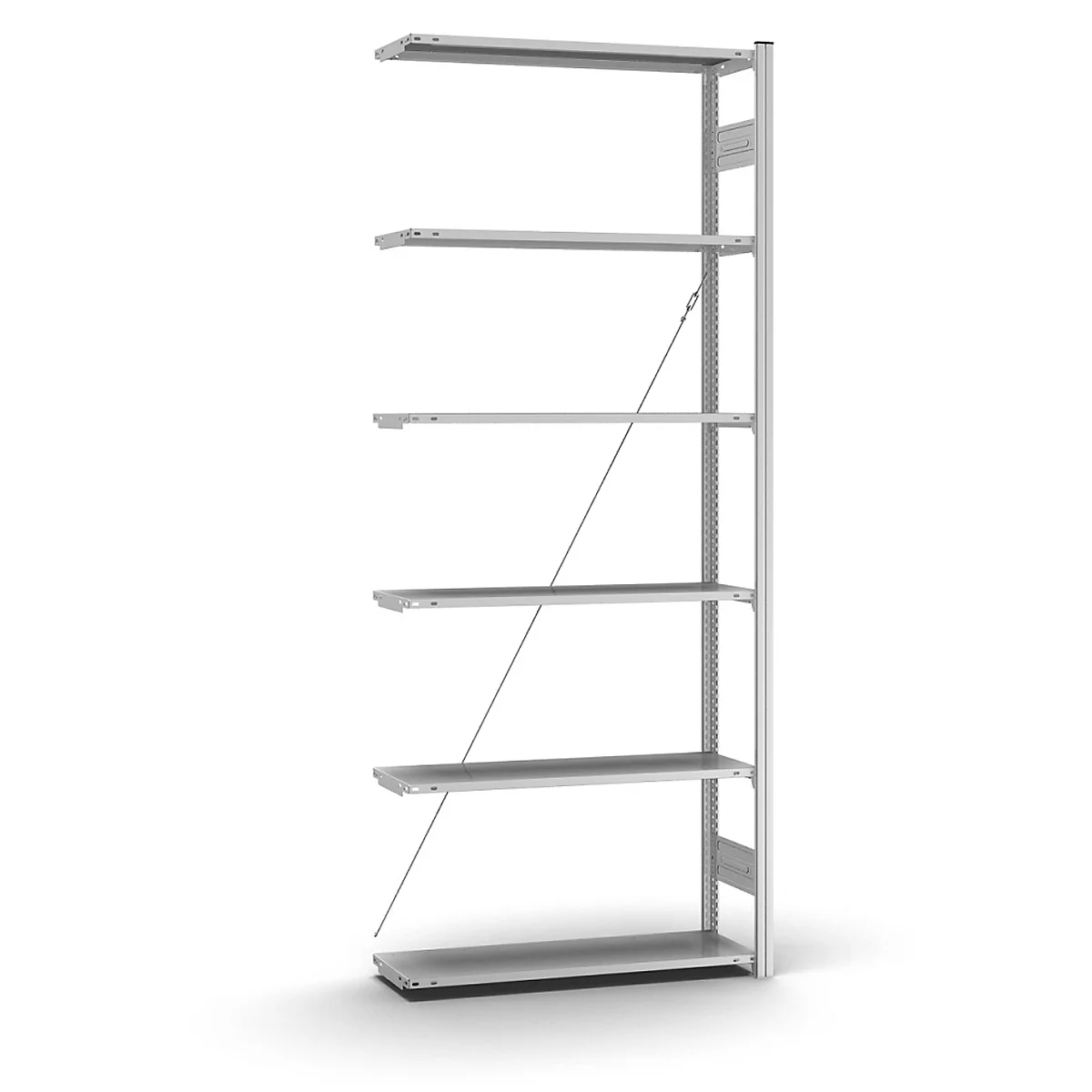 Metalen stelling met zes niveaus. Metalen stutten stabiliseren de constructie, die tegen een witte achtergrond staat.