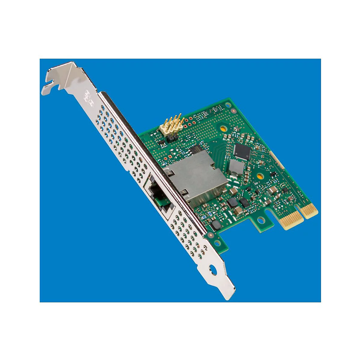 Eine grüne PCIe-Netzwerkkarte mit Metallblende und Ethernet-Anschluss vor blauem Hintergrund.