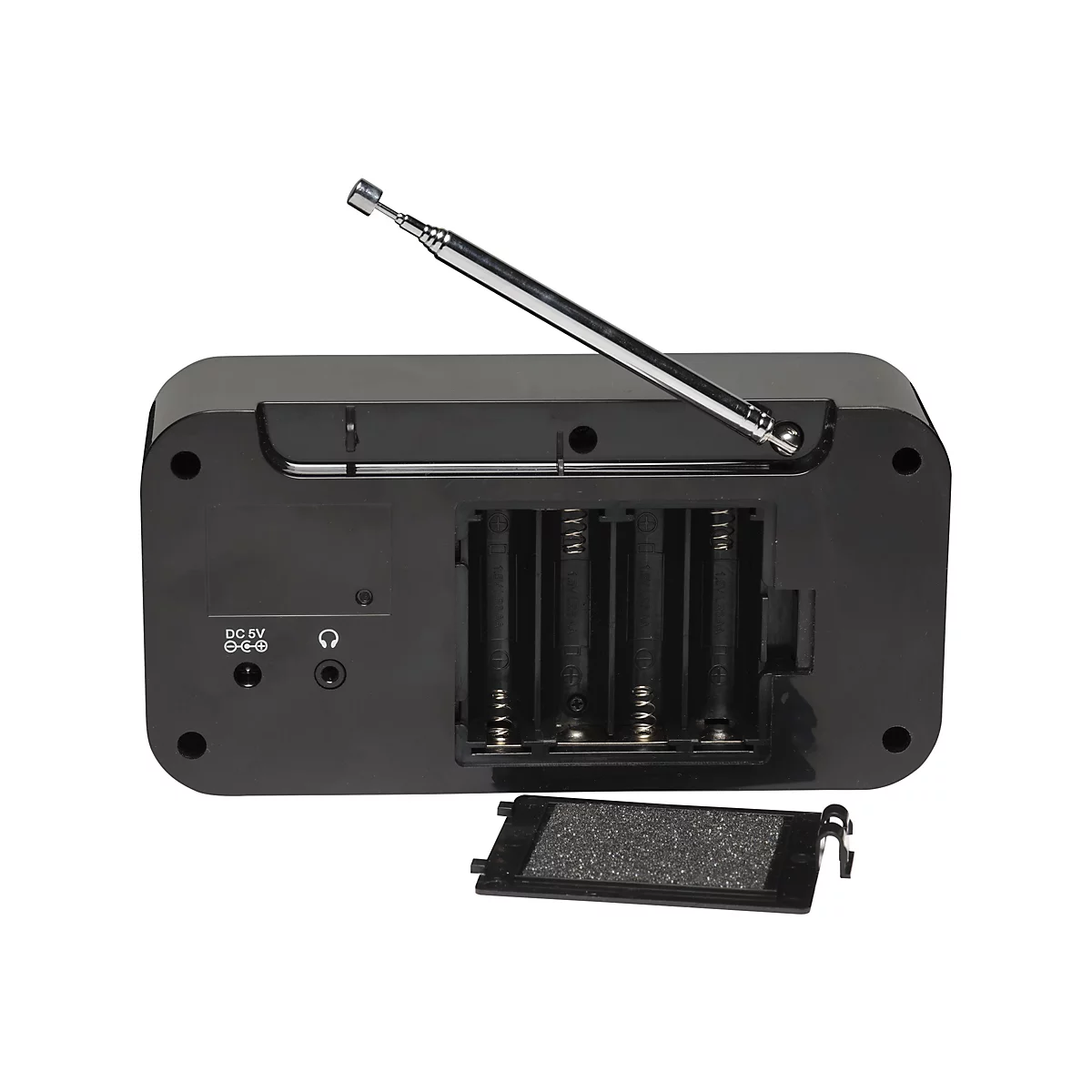 Rückseite eines schwarzen Radios mit offener Batterieklappe und ausgefahrener Teleskopantenne.