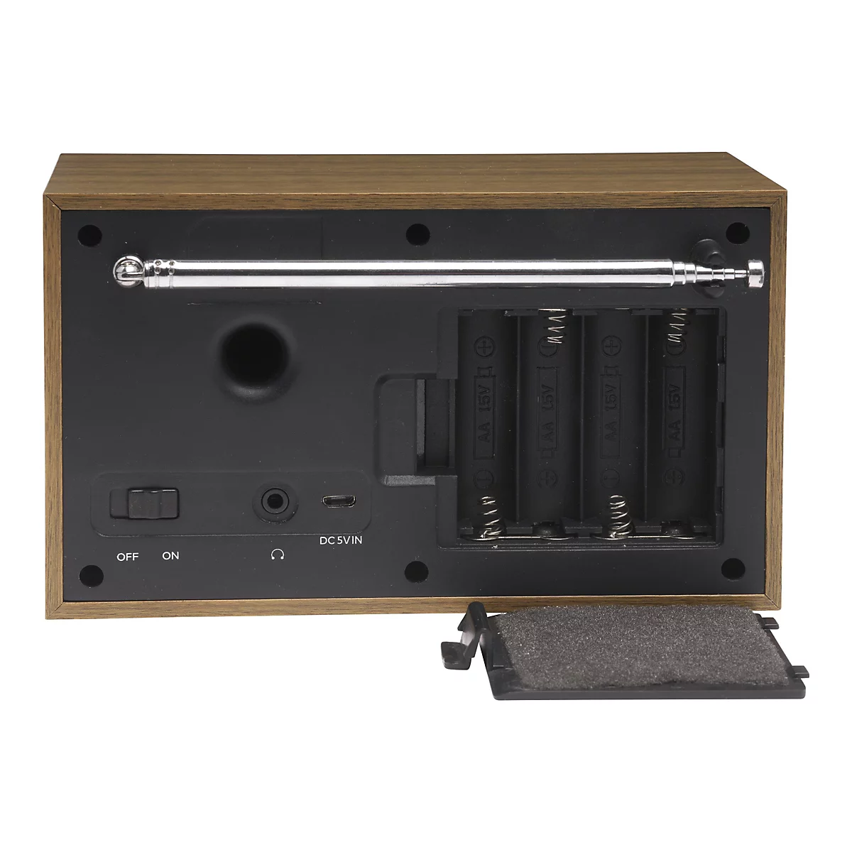 Rückseite eines Radios in Holzoptik mit geöffnetem Batteriefach, Antenne und Anschlüssen auf weißem Grund.