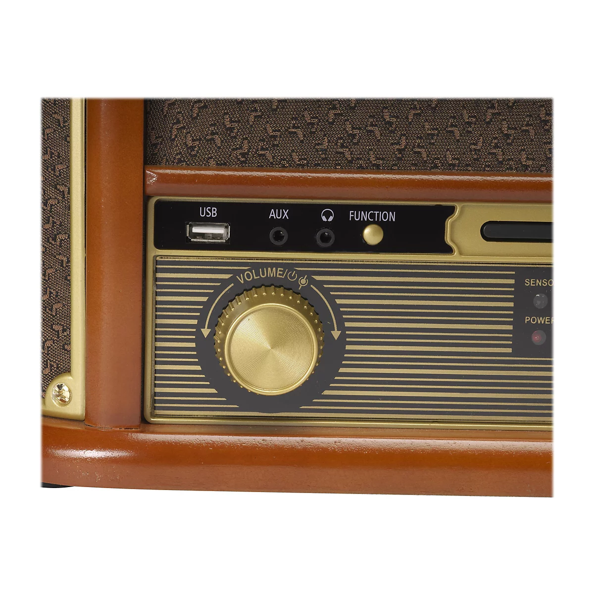 Nahaufnahme eines Retro-Radios mit goldenem Lautstärkeregler, USB-Anschluss und Kopfhörerbuchse in einem Holzgehäuse.