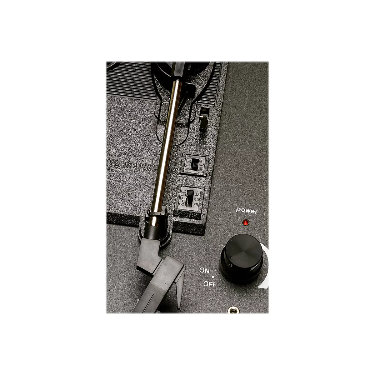 Detailansicht eines Plattenspielers mit Tonarm, Geschwindigkeitsregler, Power-Anzeige und Ein-Aus-Drehknopf.
