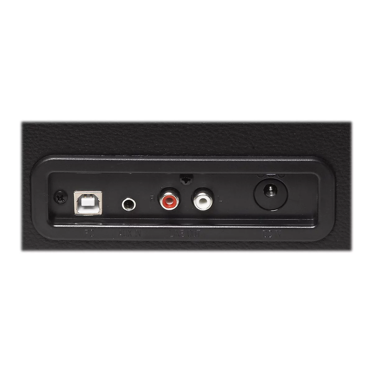 Anschlussfeld eines Geräts mit USB, AUX, Cinch und DC-In Anschlüssen vor schwarzem Hintergrund.