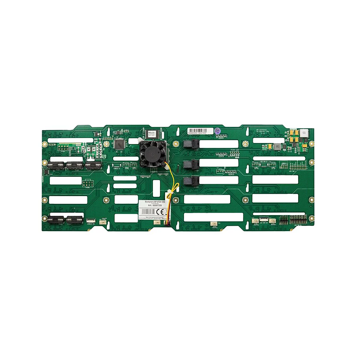Grüne Backplane-Platine mit integriertem Lüfter, Anschlüssen und elektronischen Komponenten auf weißem Hintergrund.