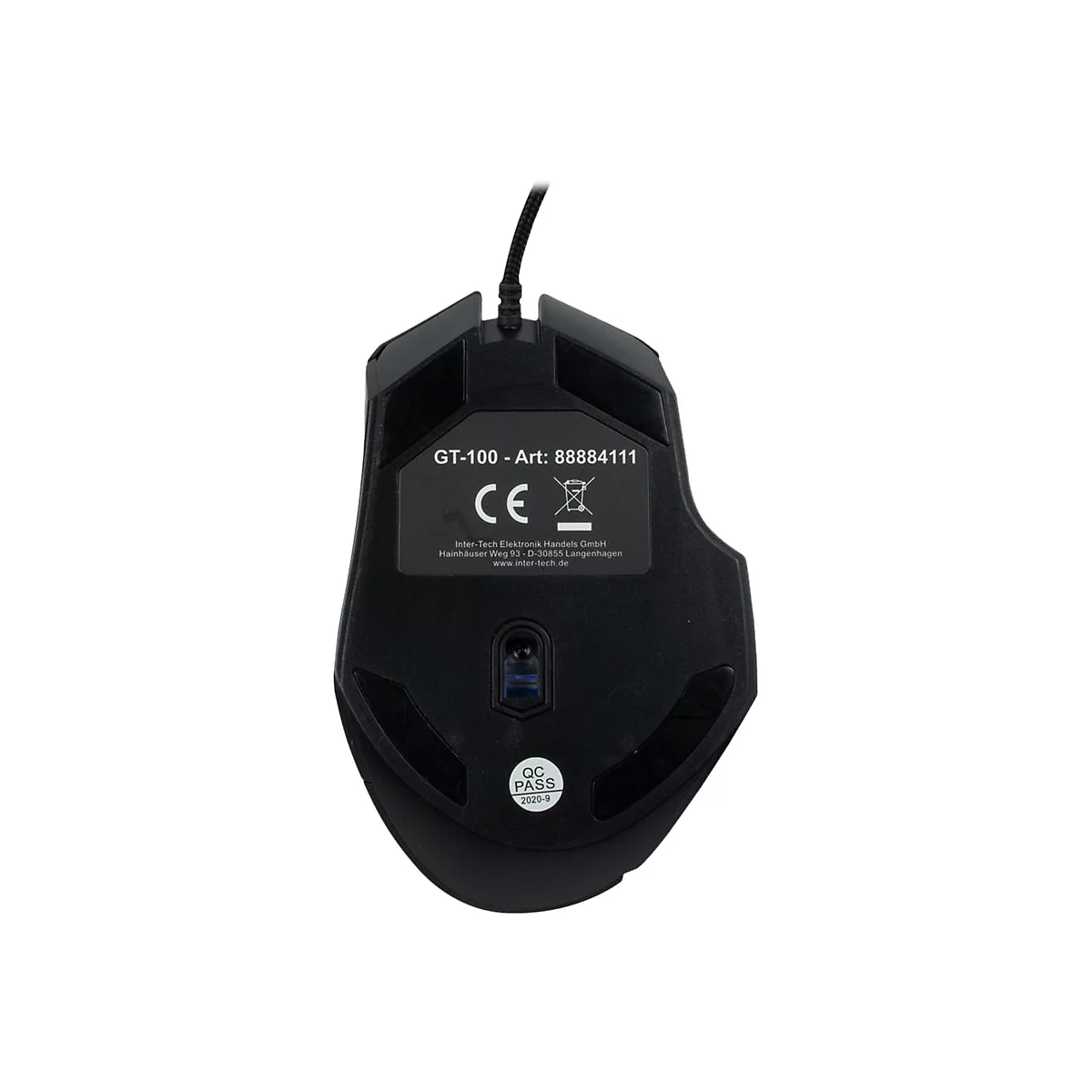 Unterseite einer schwarzen Gaming-Maus mit Sensor, Typenschild und QC-Pass-Aufkleber vor weißem Hintergrund.