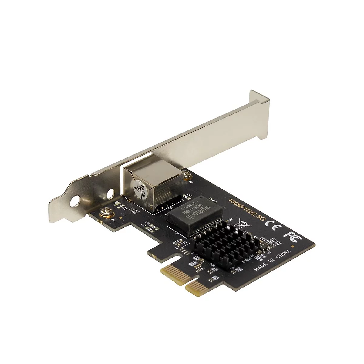 Schwarze Netzwerkkarte mit einem Ethernet-Anschluss und silbernem Metall-Slotblech vor weißem Hintergrund.