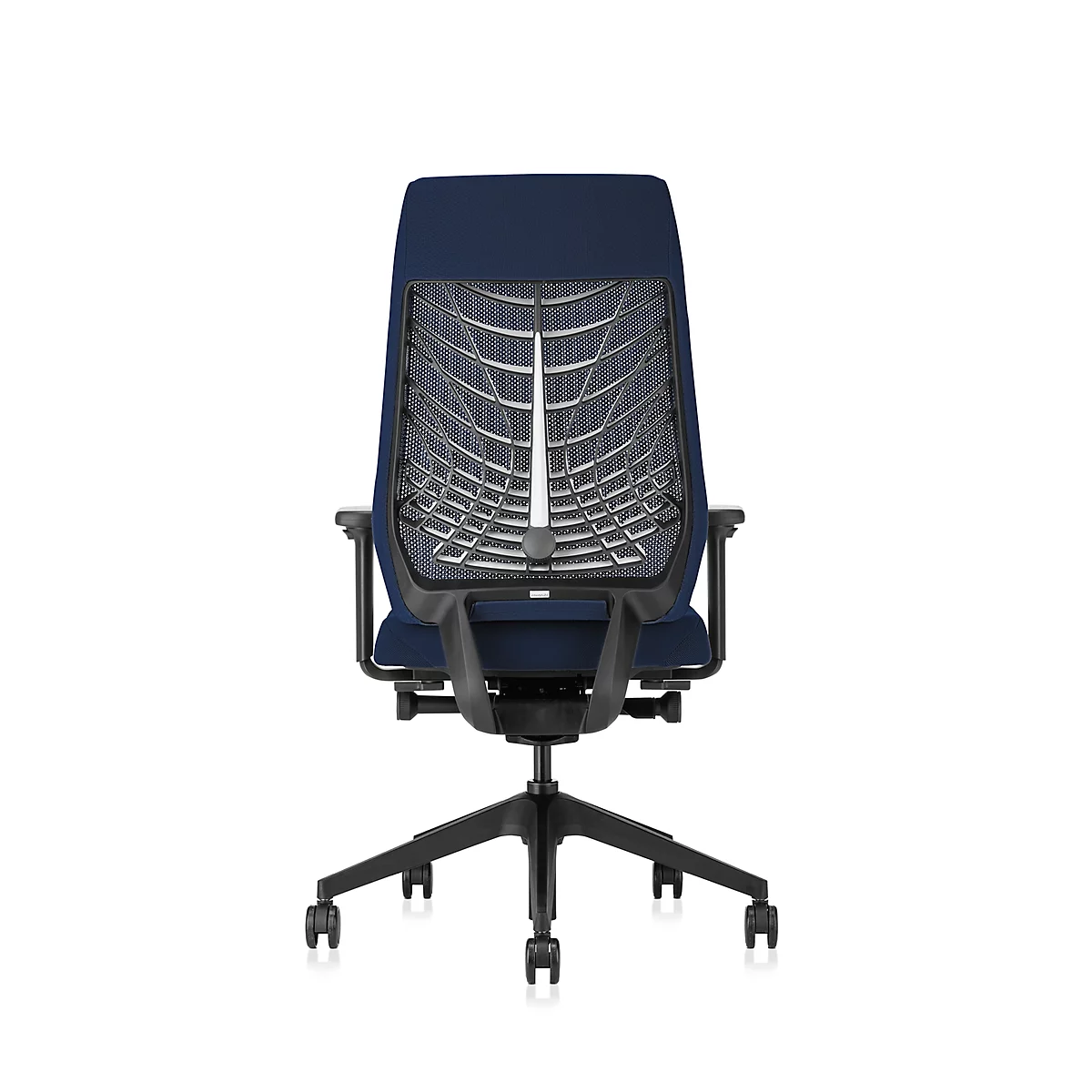 Blick auf den Rücken eines Bürostuhls, blaue Sitzfläche, schwarze Armlehnen und Gestell, weiß-graues Netzmuster.