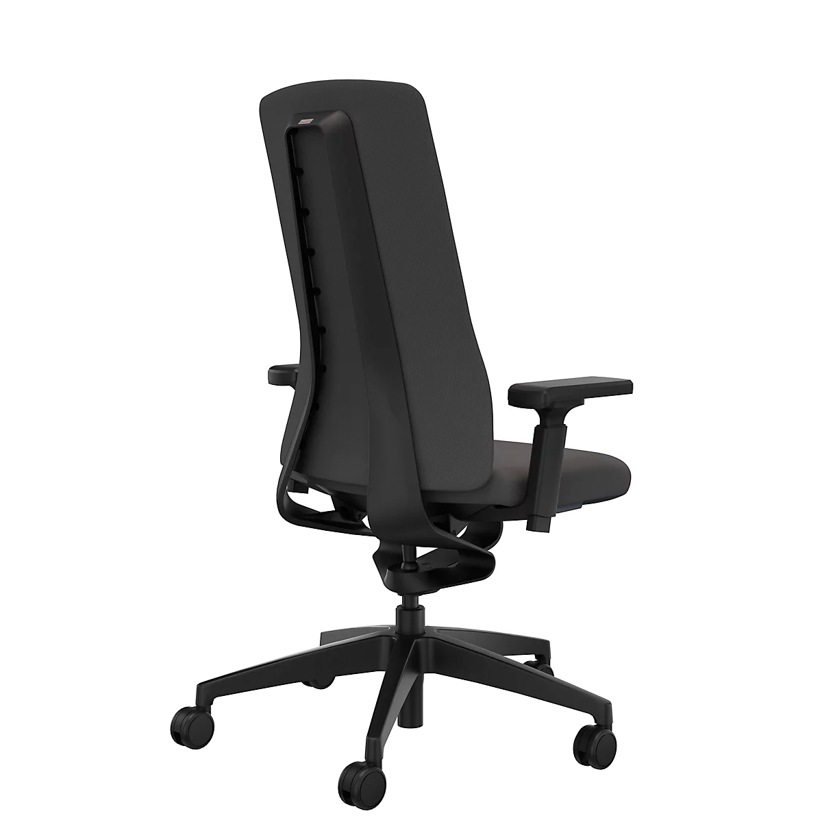 Schwarzer Bürostuhl von hinten, hoher Rückenlehne, Armlehnen und Rollen auf weissem Hintergrund.