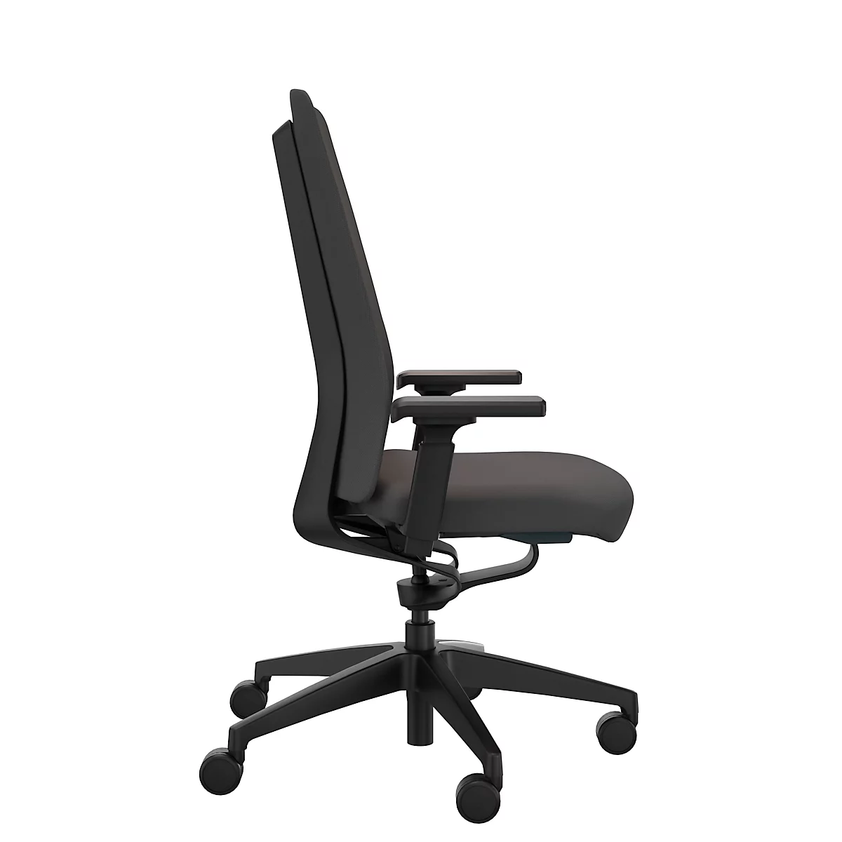 Chaise de bureau noire de profil sur fond blanc. La chaise a un haut dossier, des accoudoirs et des roulettes.