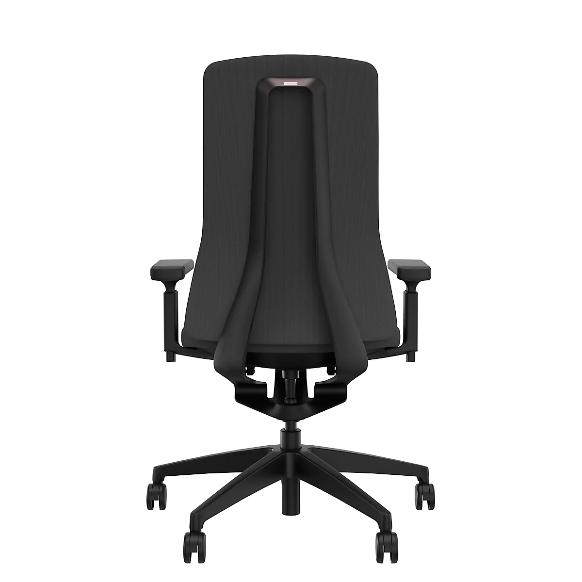 Vue d'une chaise de bureau noire de dos. La chaise a un dossier haut, des accoudoirs et un cadre à roulettes.