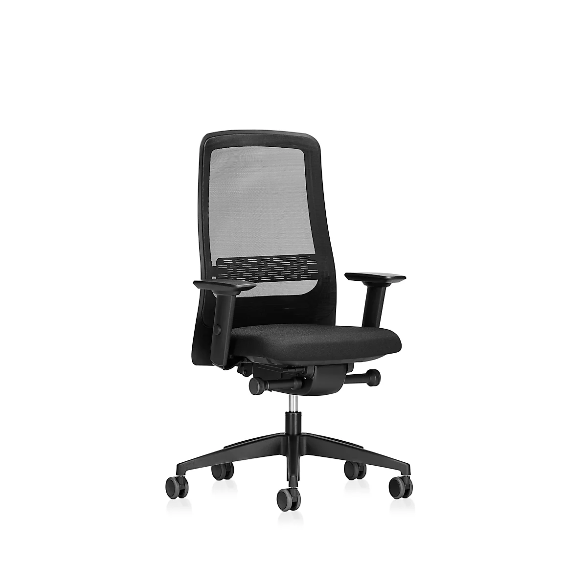 Schwarzer Bürostuhl mit Netzrücken, Armlehnen und Rollen, vor weißem Hintergrund.