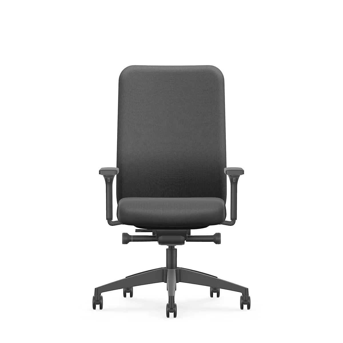 Ein schwarzer Bürostuhl vor weißem Hintergrund. Der Stuhl hat eine hohe Rückenlehne, Armlehnen und Rollen.