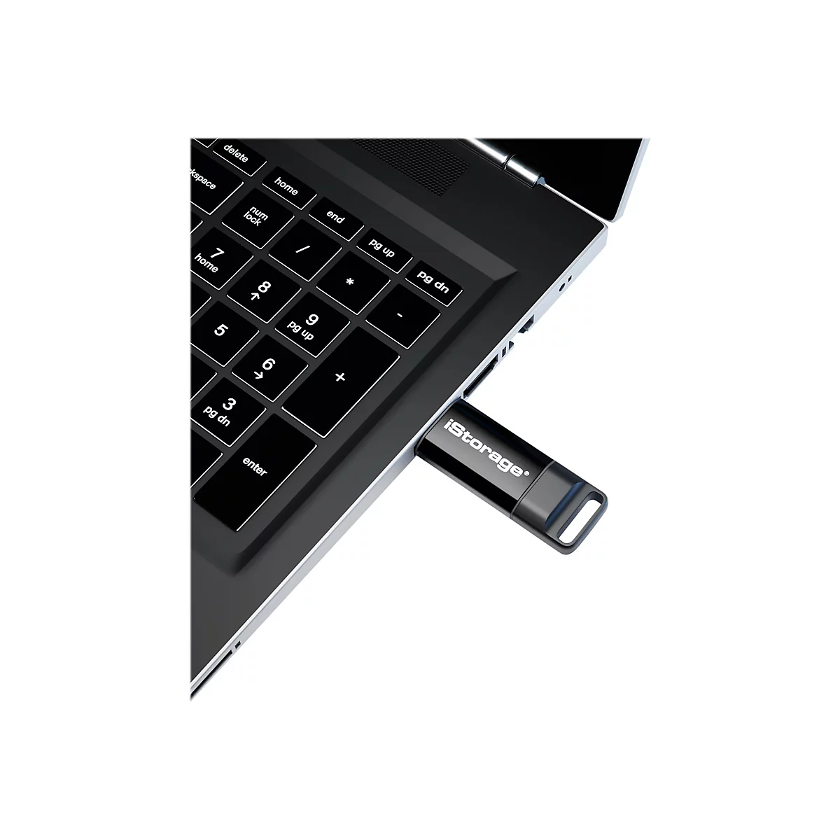 Ein USB-Stick von iStorage wird in ein Laptop gesteckt. Der Laptop-Ausschnitt zeigt die Tastatur mit den Zifferntasten.
