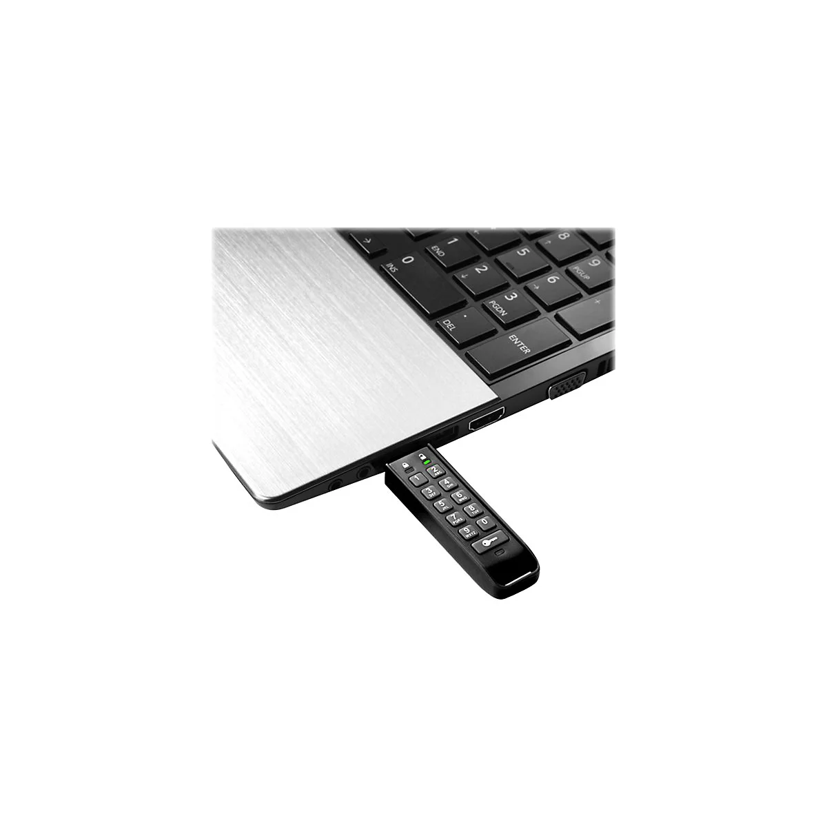 Nahaufnahme eines Laptops mit angeschlossener Fernbedienung. Schwarzer Laptop, silberne Oberfläche, schwarze Fernbedienung mit Zahlen und Tasten.