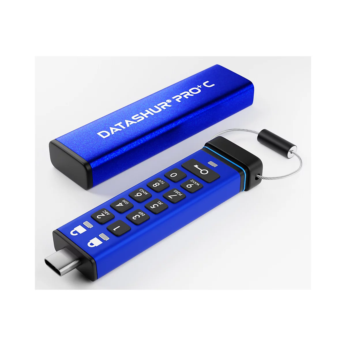 Blaues Datashur Pro+C USB-Laufwerk mit numerischer Tastatur und zugehörigem Gehäuse. Der USB-Stick hat eine silberne Kette und einen schwarzen Verschluss.
