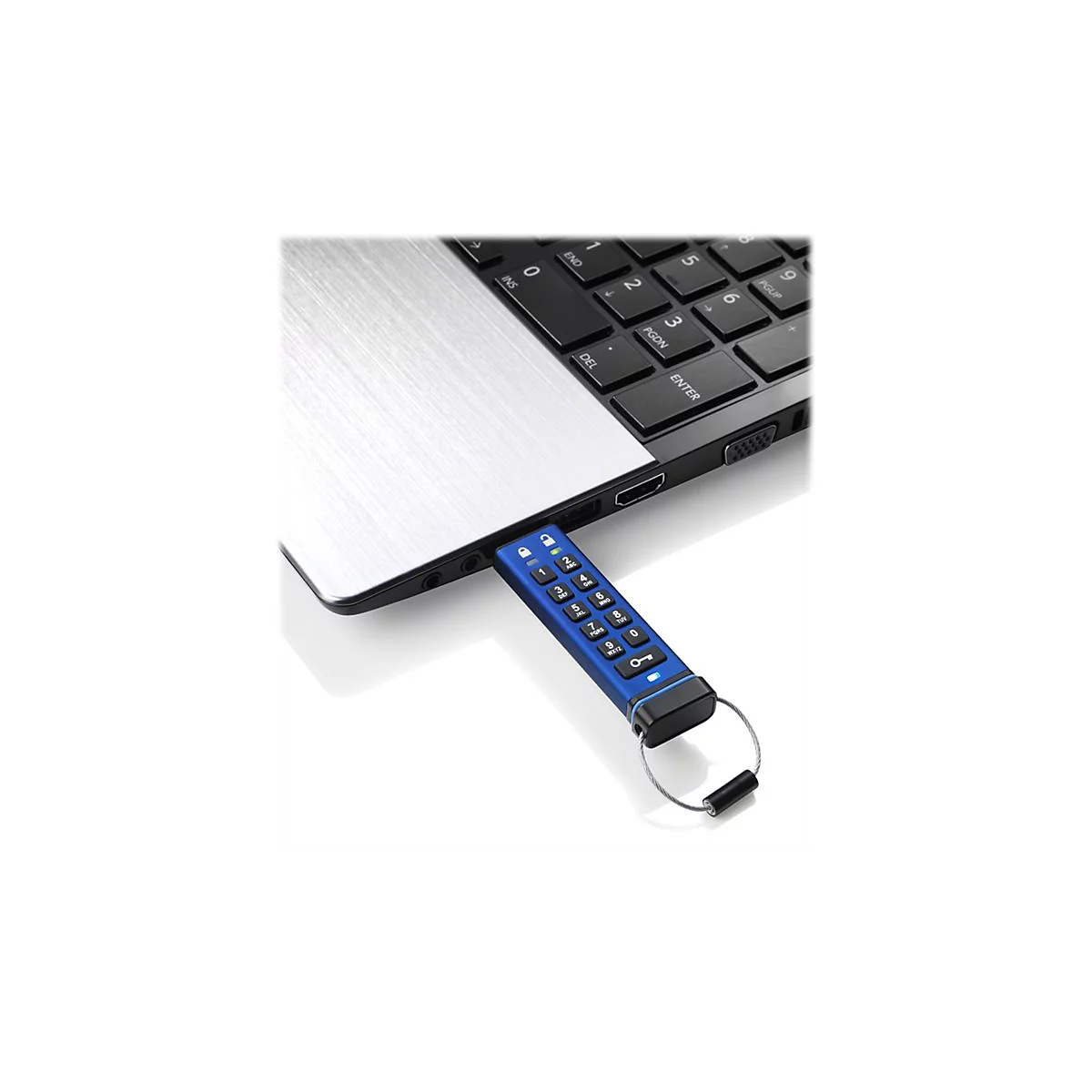 Blauer USB-Stick in Form einer Tastatur, steckt in einem Laptop.