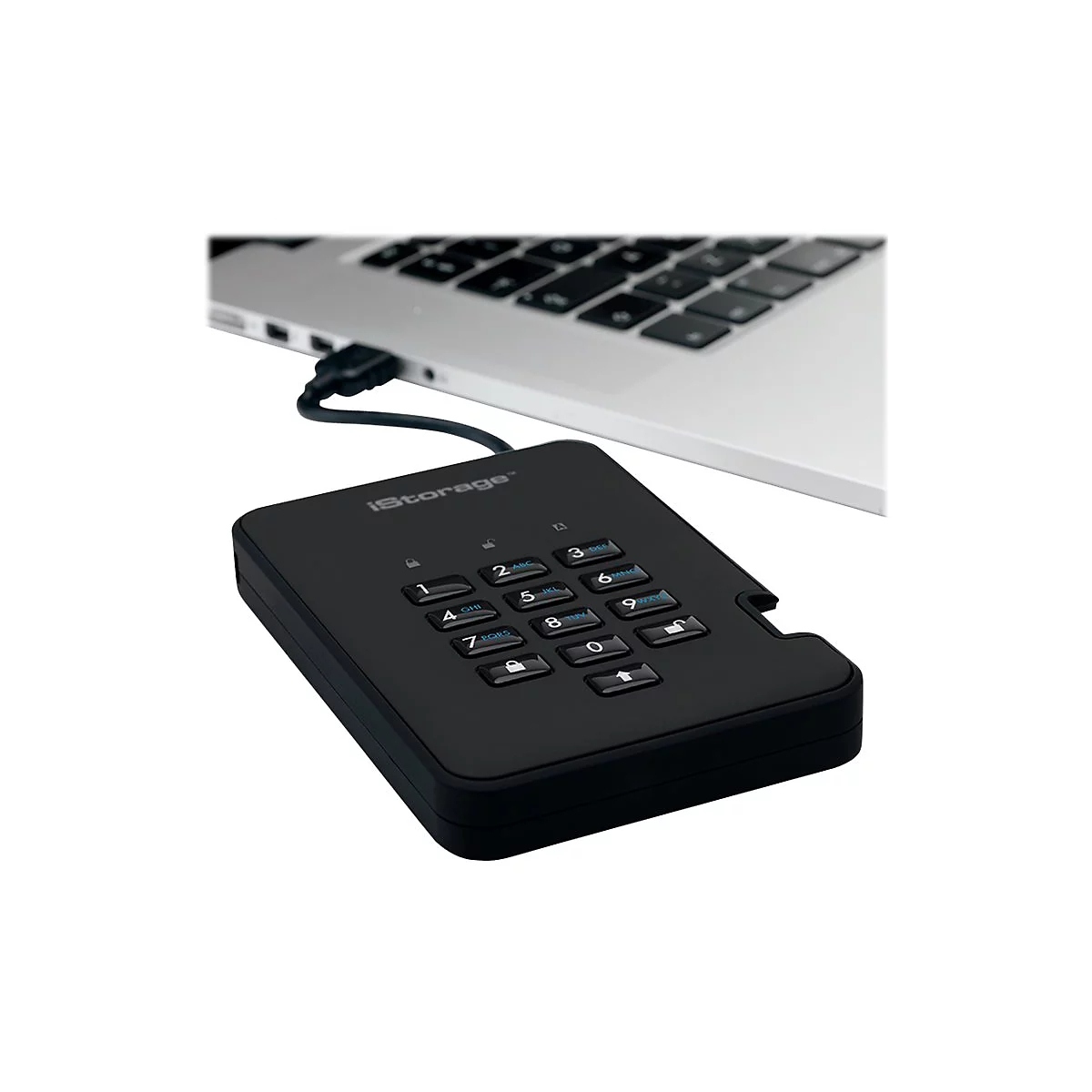 Schwarze externe Festplatte mit Ziffernblock, per USB mit Laptop verbunden. Das Produkt trägt den Schriftzug iStorage.