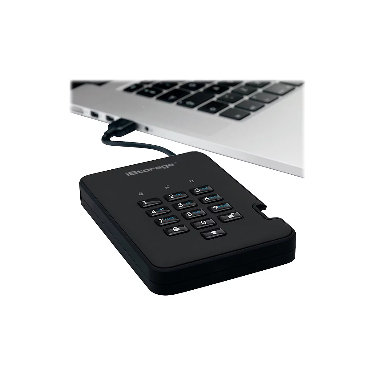 Schwarze Festplatte mit Zifferntasten, verbunden mit einem Laptop. Der Bildschirm ist nicht zu sehen, das Gerät trägt den Schriftzug iStorage.