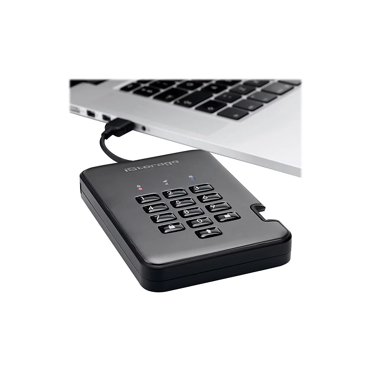 Schwarze Festplatte mit Zifferntasten und angeschlossenem Laptop. Das Produkt ist mit "iStorage" beschriftet.