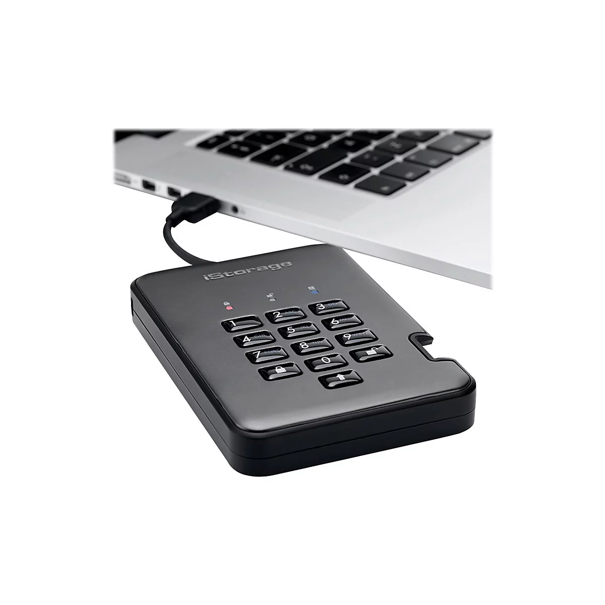 Schwarze Festplatte mit Ziffernfeld, verbunden mit einem Laptop. Das Gehäuse trägt den Schriftzug "iStorage".