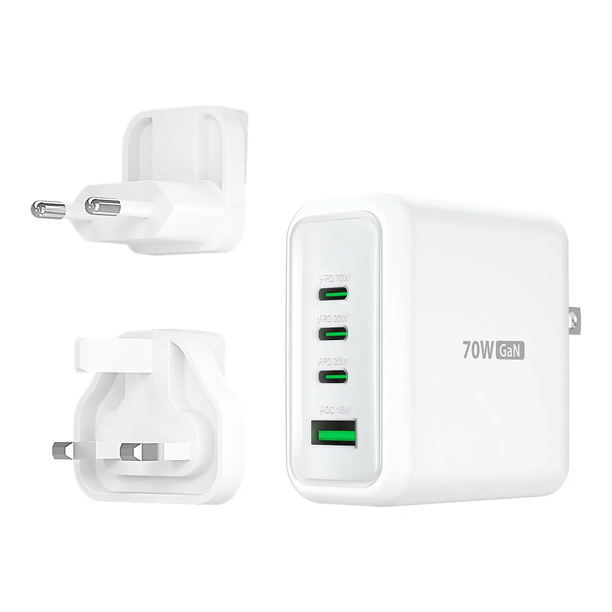 Un chargeur blanc avec plusieurs ports, à côté de deux adaptateurs. Le chargeur indique 70W GaN.
