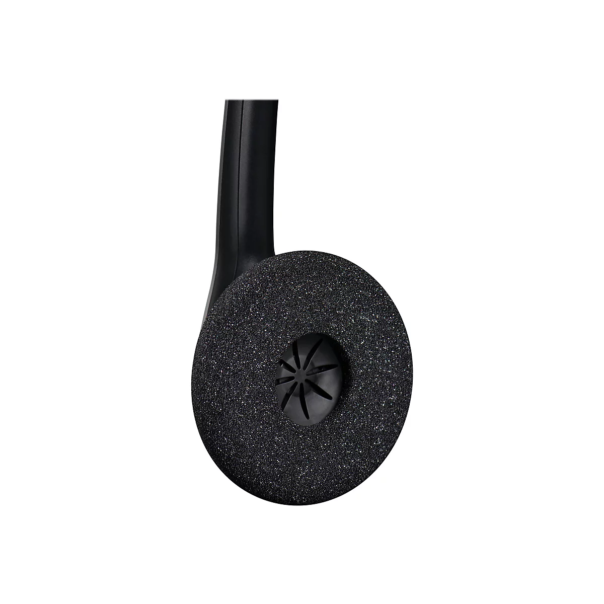 Nahaufnahme eines schwarzen Kopfhörers. Der Ohrhörer ist rund und mit einem körnigen Material bedeckt. Der Bügel verläuft nach oben.