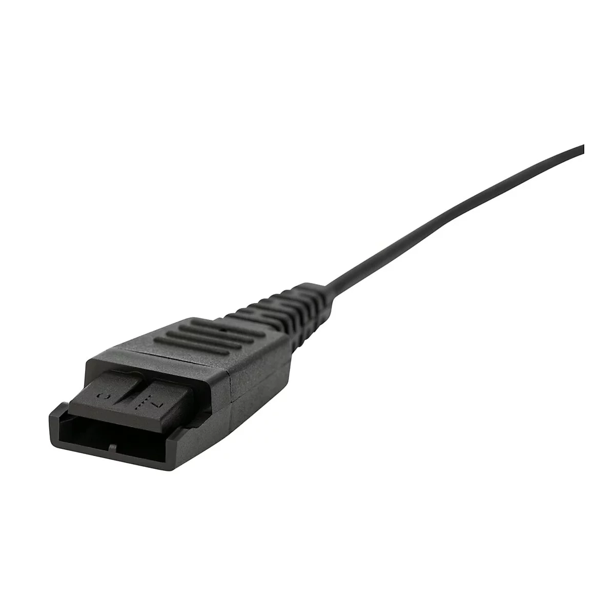 Schwarzer Stecker mit Kabel, Nahaufnahme. Der Stecker hat rechteckige Aussparungen und Rippen.