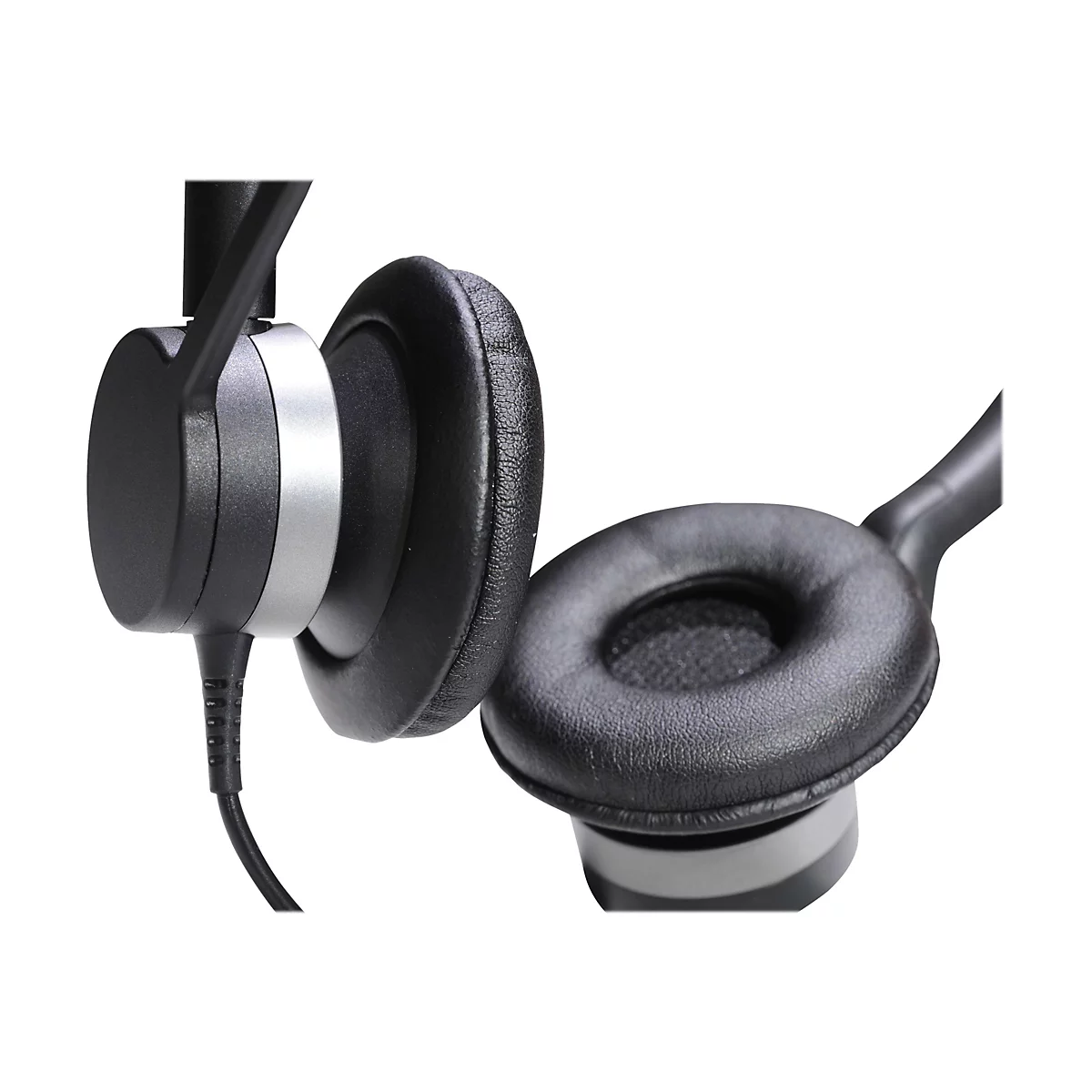 Nahaufnahme eines schwarzen Headsets mit gepolsterten Ohrmuscheln. Ein silbriges Detail ist erkennbar.