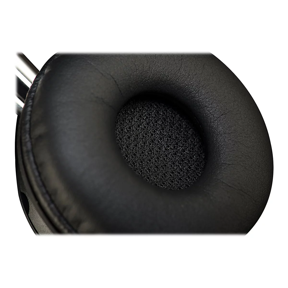 Nahaufnahme eines schwarzen Kopfhörer-Ohrpolsters. Der weiche, lederartige Rand umgibt ein perforiertes schwarzes Innenteil.