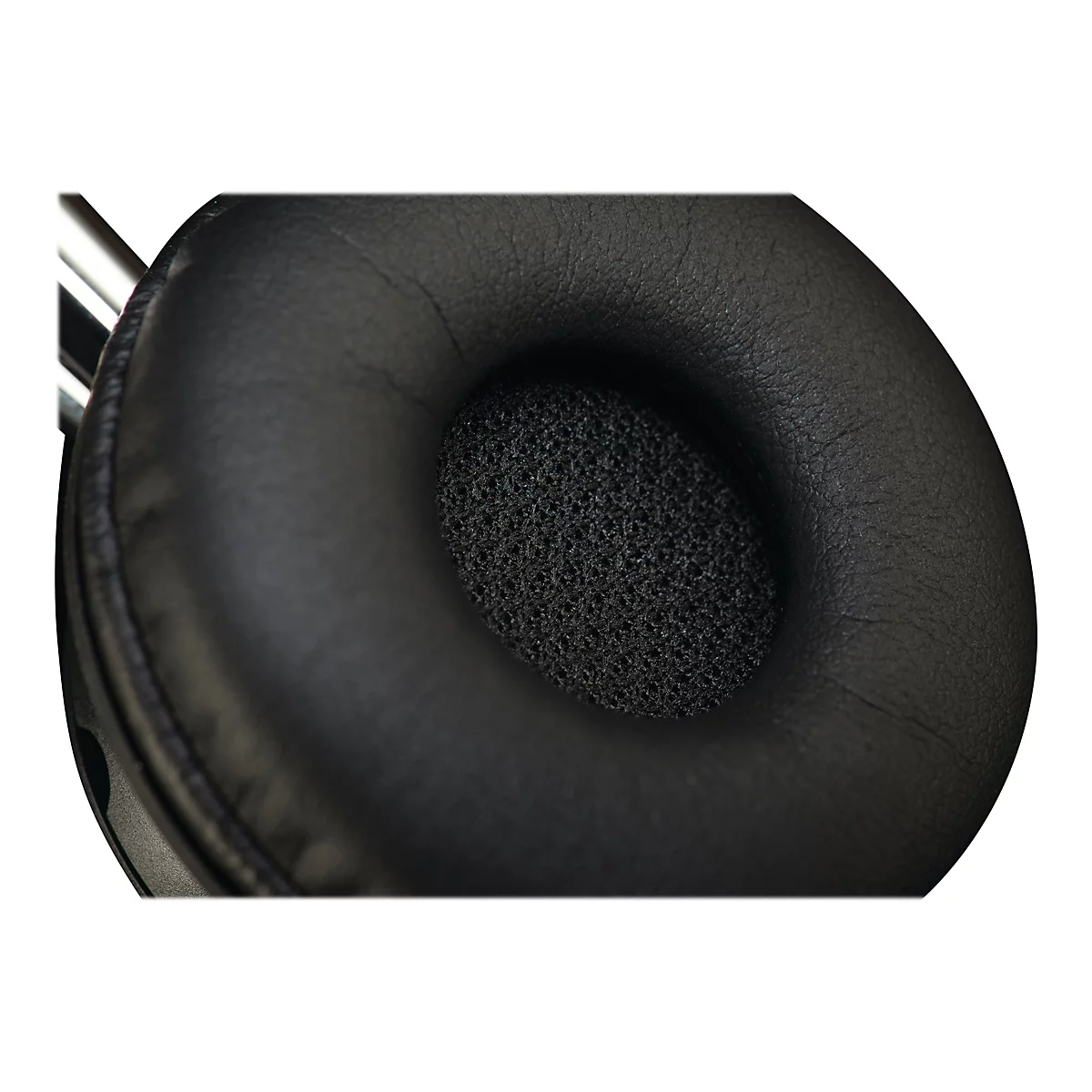 Nahaufnahme eines schwarzen Kopfhörer-Ohrpolsters. Der weiche Lederbezug umrandet das Ohrkissen und umschließt das schwarze, poröse Material der Membran.